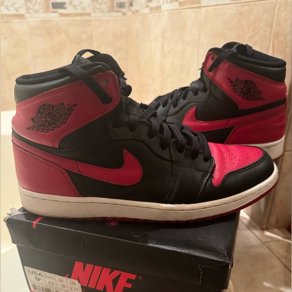 Jordan ‘Banned’ 1s - Picture 2 of 6